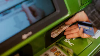 Сбер сокращает банкоматы в ТЦ и отделениях: россиянам объяснили причину масштабного демонтажа