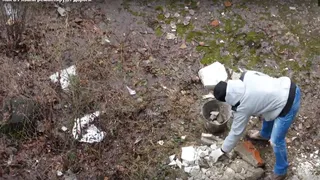 Простые рязанцы самостоятельно заделывают выбоины на дороге, не надеясь на власти