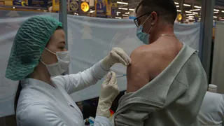 Нижнекамцы смогут привиться от COVID-19 в торговых центрах 