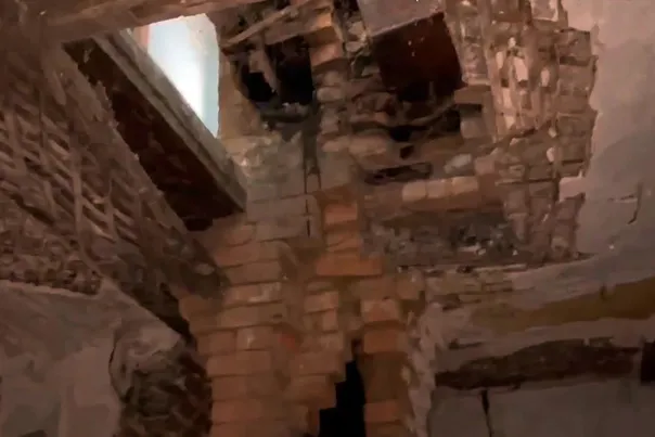 В Челябинской области люди живут в развалинах: санузел провалился, стены трещат