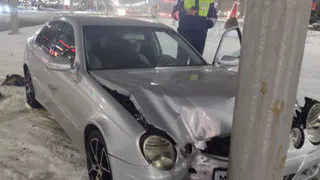 Чебоксарец на угнанной иномарке влетел в столб