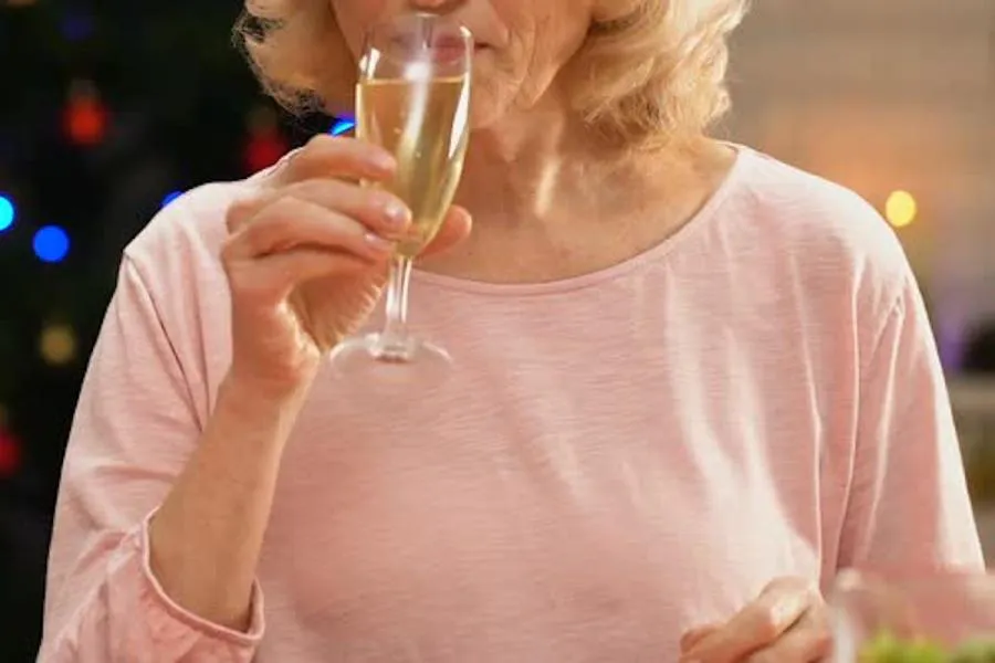 Раскрыта неожиданная польза шампанского для пенсионеров