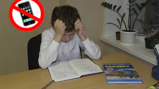 Могут ли у вашего ребёнка учителя отобрать смартфон? Ответ юриста