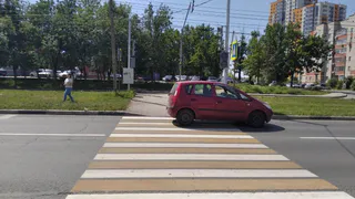 Авария на пешеходном переходе: молодая девушка на “Мицубиси Кольт” сбила женщину с 5-летним ребенком