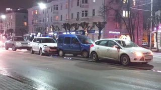 Видео: на Первомайском проспекте столкнулись четыре иномарки