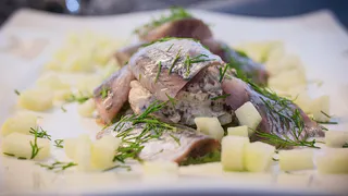 Как приготовить маринованную сельдь с луком и специями