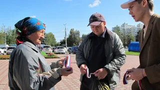 Волонтеры раздали чебоксарцам более 2 тысяч ленточек в виде триколора