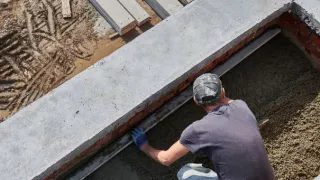 Залил бетон под каждый угол и спокойно живу: на таком фундаменте дом будет стоять вечно и сырости не будет на стенах