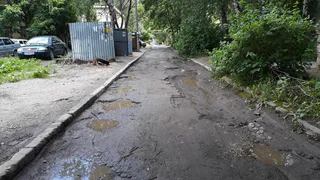 Невозможно пройти: на Советской Армии ямы по пояс глубиной