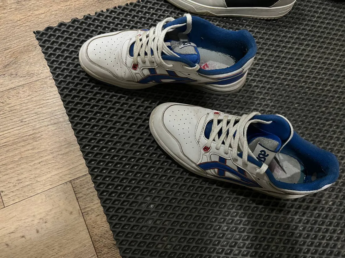 Обувь будет как новая после любого дождя: сбрызгиваю этим средством за копейки — и грязь не пристает