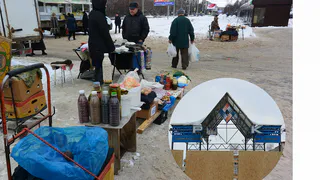 Рынок в Канищеве закрыли, но продавцы продолжают торговать возле его руин