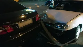 На парковке у ТЦ "Лента" пьяный водитель "четырнадцатой" сбил детскую коляску и врезался в Мерседес