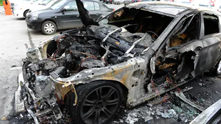 Поджигатель авто прыгал и кричал рядом с дымящимся  БМВ