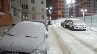 «Из-за машин нам негде ходить»: рязанцы жалуются на стихийную парковку возле жилой многоэтажки