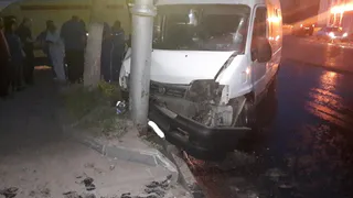 На улице Горького микроавтобус врезался в столб, пострадали пять женщин