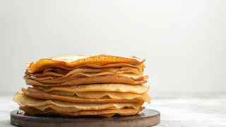 Вливаю это в тесто перед мукой: блины получаются удивительно кружевные и вкусные