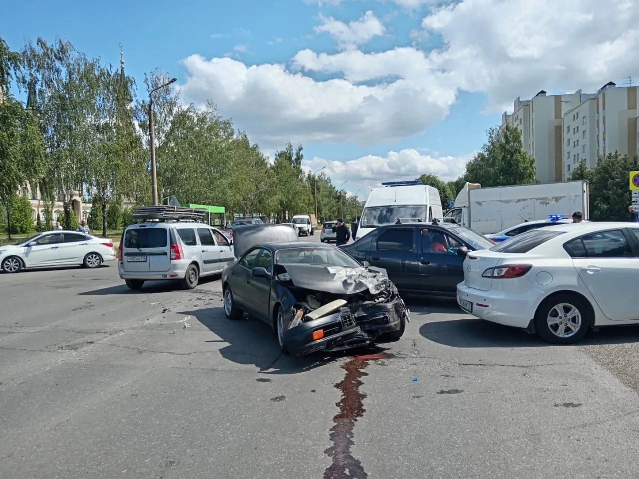 24-летний водитель иномарки не уступил дорогу и влетел в авто