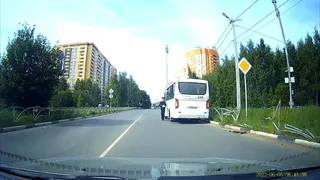 На Шереметьевской в Рязани автобус снёс барьерное ограждение