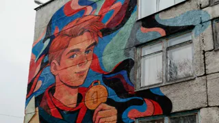 На фасаде Первой школы Гусь-Хрустального появился новый мурал