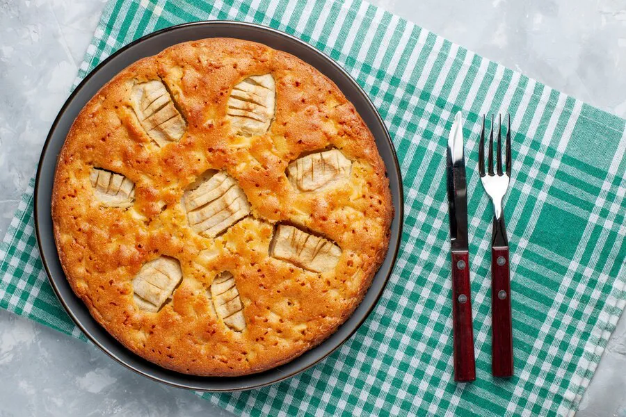 Вкуснейшая шарлотка с яблоками из четырёх ингредиентов