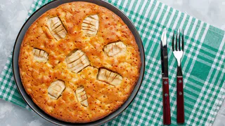 Вкуснейшая шарлотка с яблоками из четырёх ингредиентов