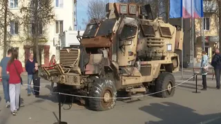 На площади 200-летия Коврова выставили подбитую в боях трофейную технику