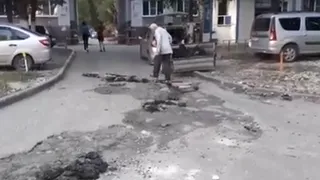 В Дашково-Песочне мужчина не выдержал и стал заделывать ямы на дороге