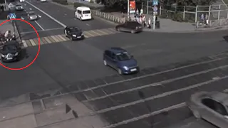 В Перми машина без водителя въехала в толпу. Видео