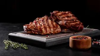 Готовим мясо с румяной корочкой с помощью коньяка