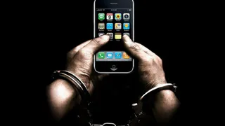 В Брянске посетитель кафе украл мобильный телефон у официантки