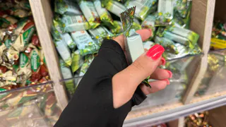 Взяла 5 конфет в Пятерочке, весы на кассе показали 320 грамм: вот так нас дурят в магазинах с обвесом