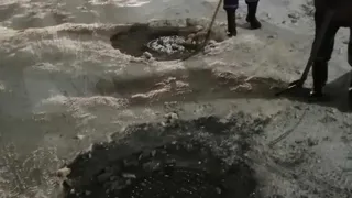 Коммуналищики вступили борьбу с обледенением колодцев
