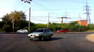 "Вот как ездит молодёжь в Рязани" - водитель "девяностодевятой" чуть не спровоцировал ДТП