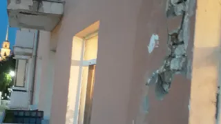 Только отремонтировали: у дома в центре Рязани рушится фасад