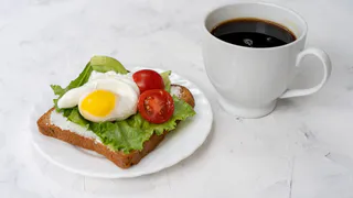 Хуже чем водка: ученые забраковали популярный среди россиян напиток – пьем его каждый день