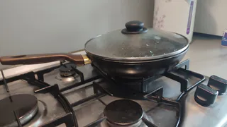 Кладу сковороду в полиэтиленовый пакет, нагар отлетает в миг, больше ничего не прилипает — любуюсь своим отражением