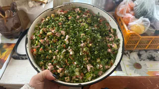 Оливье больше не захочется: мясной салат с фасолью станет фаворитом стола