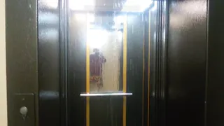 В многоквартирном доме затопило 4 этажа - видео