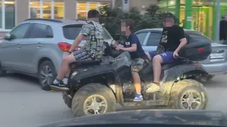 Жители Рязани пожаловались на катающихся на квадроцикле по Канищеву детей