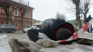 Сезон сосулек: ледяные глыбы стали реальной опасностью для жителей Рязани
