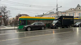 Прерывистая линия между двумя сплошными: что означает такая разметка и можно ли ее пересекать