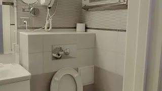 Три капли на салфетку — и унитаз сияет даже в темноте: ни ржавчины, ни мочевого камня — даже усилий прикладывать не придется