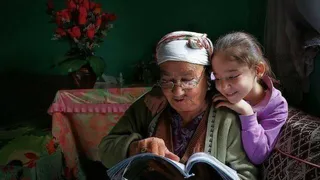 Эксперты поделились, могут ли бабушки и дедушки полноценно заменить родителей