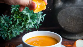 Куриный бульон станет прозрачнее слезы: вот что добавьте в кастрюлю при варке — ароматный и вкусный суп обеспечен