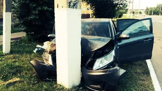 Прямо в столб: в Нижнекамске произошла авария с участием автомобиля "КИА Рио"