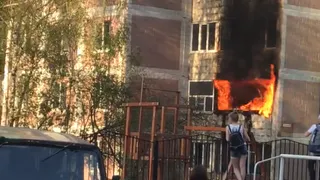 На улице Новоселов загорелась квартира - видео и подробности от очевидцев