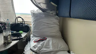 На боковой — вперед ногами, в купе — головой к проходу: бывалый путешественник объяснил, как лучше устроиться в поезде