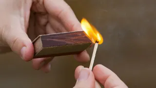 Злопамятный брянец ждёт суда за поджог иномарки соседки