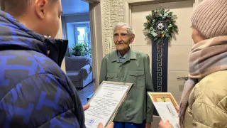 Заслуженный химпромовец принимает поздравления с 95-летним юбилеем
