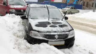 «Из-за сугроба оторвал бампер»: рязанские автомобилисты разбивают свои автомобили на неочищенных дорогах